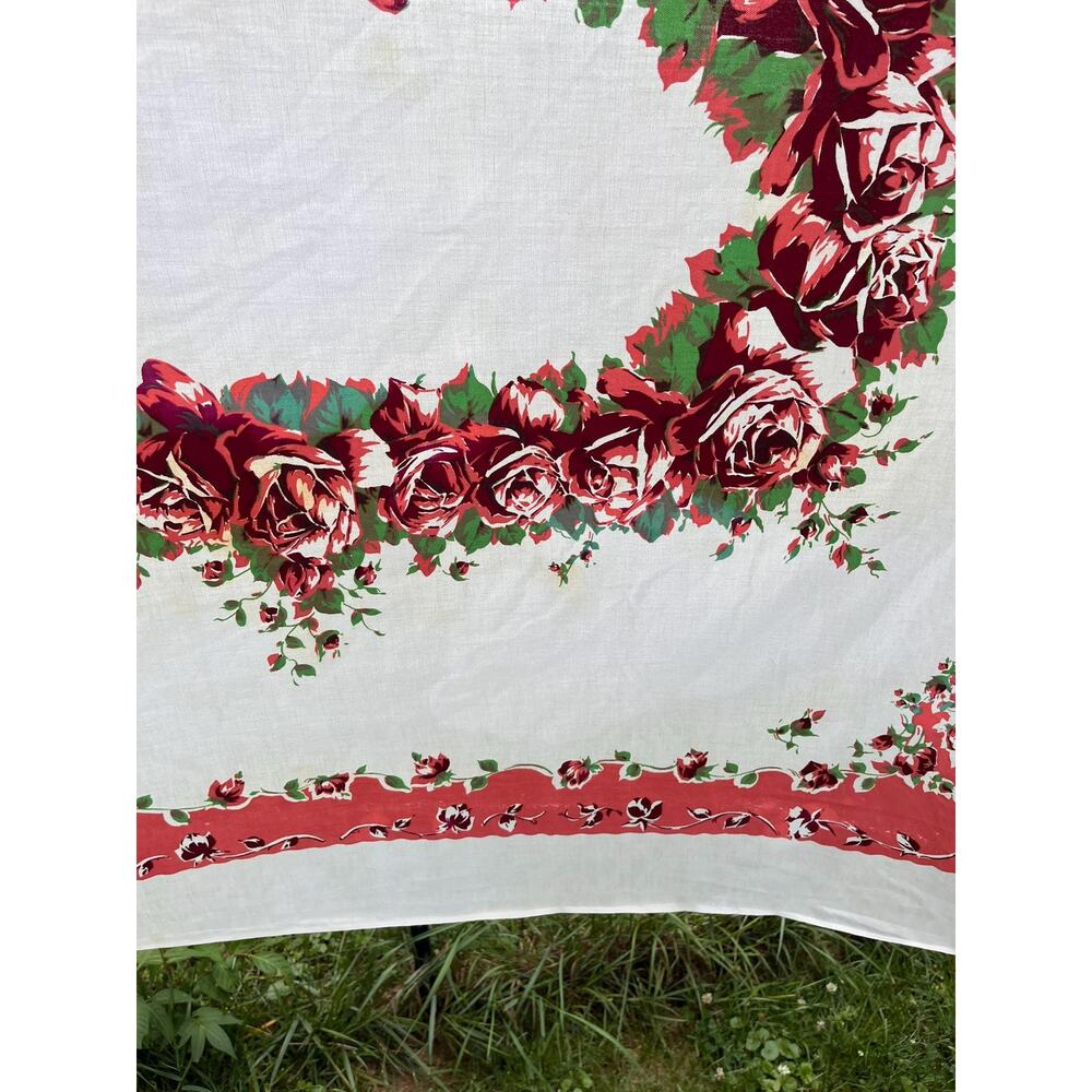 Vintage Tablecloth with Red Roses Pattern - Picture 7 of 11